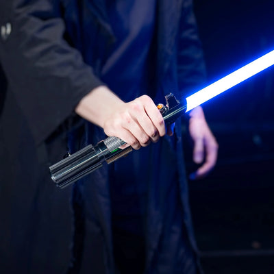 Cosplayer holding anakin lightsaber Anakin-Baselit,Anakin-Pixel,Anakin-Proffie-2_2
