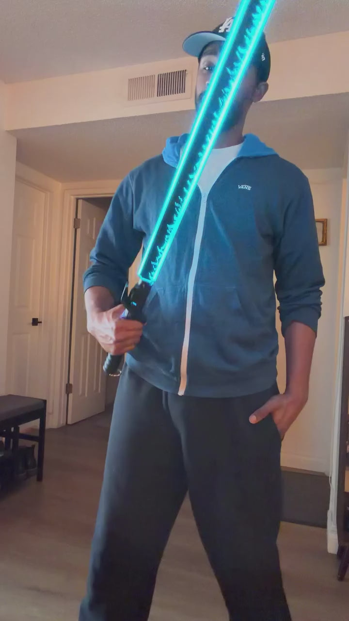 Charger la vidéo: Un cosplayeur apparaît en costume de Spider-Man avec un sabre laser Revan